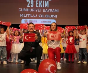 BAŞKAN AKSU. ÇOCUKLARIN CUMHURİYET BAYRAMINI KUTLADI